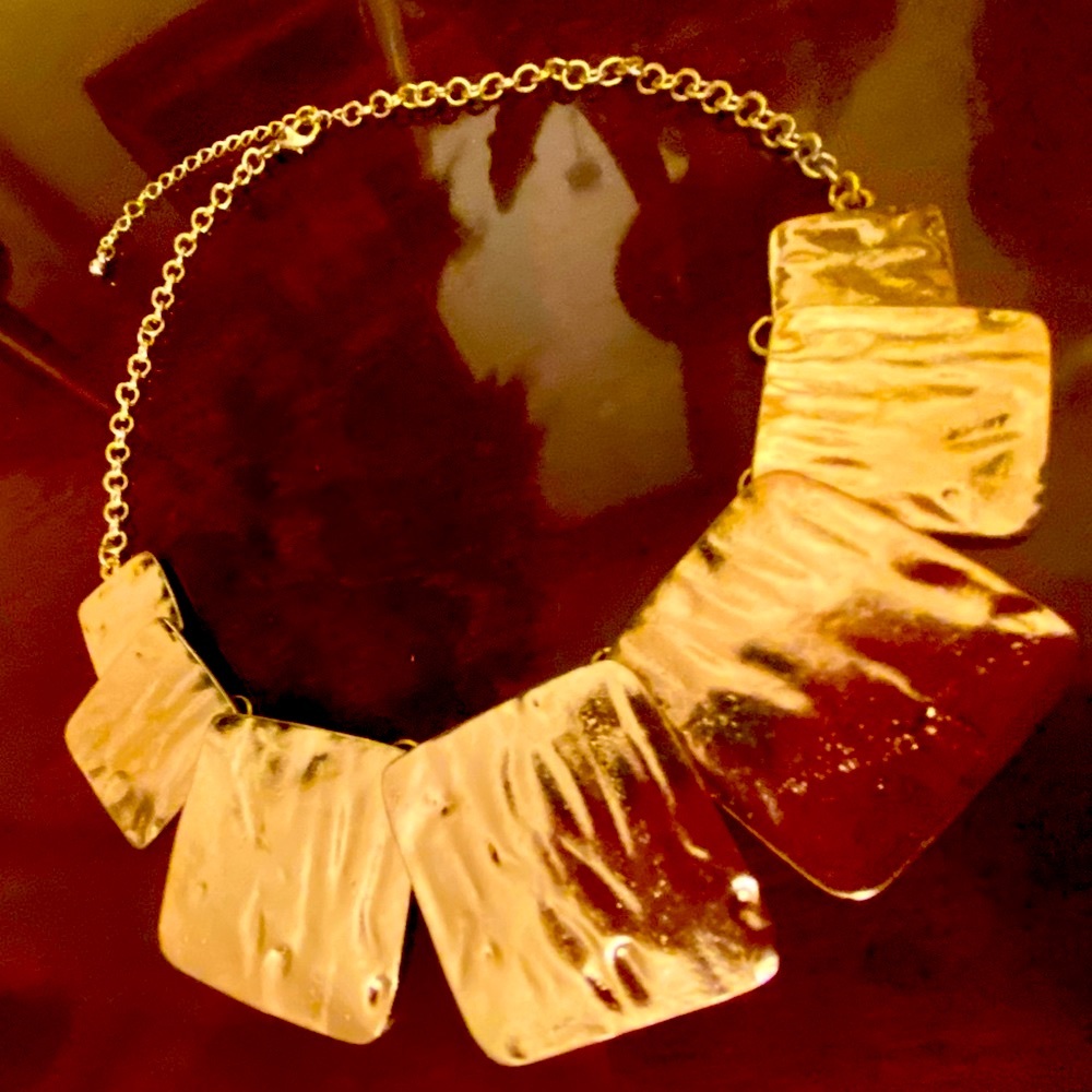 Gold tone large statement necklace. 16’ that extends. Modern design.